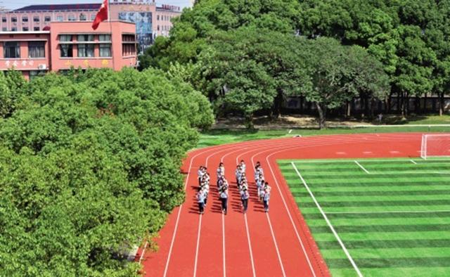 嘉兴市区四所新居民学校完成了塑胶跑道铺设