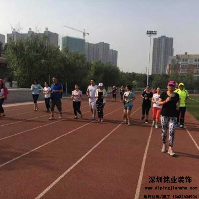 塑胶跑道可以穿钉鞋吗