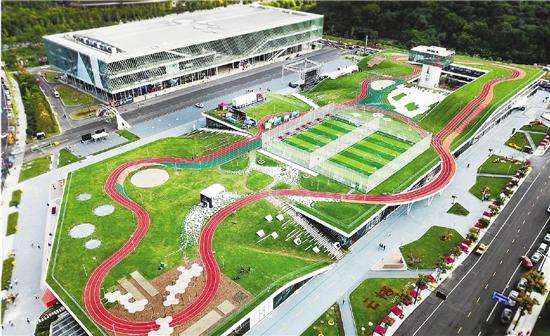 在高楼大厦的上空跑步、踢足球、跳房子你敢想吗？