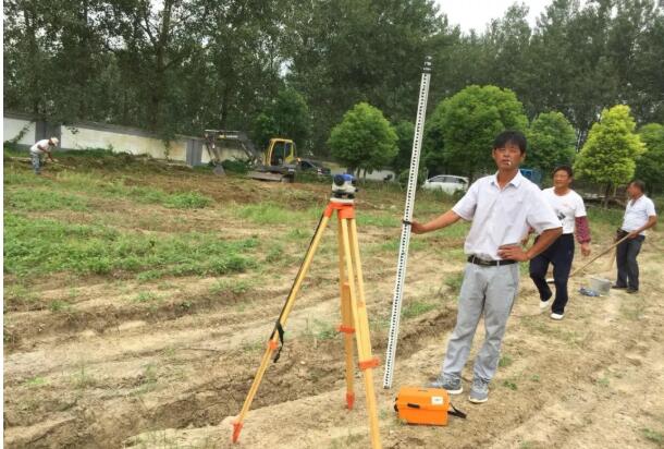 单集镇八湖小学“荒草滩”即将变身“塑胶跑道”