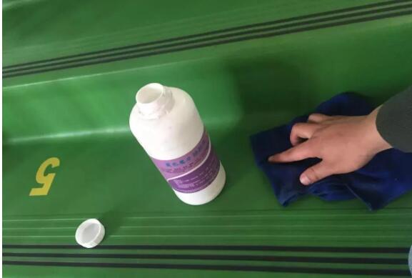 如何去除塑胶地板施工后留下的胶水