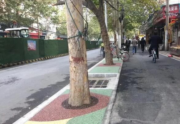 郑州街头绿化树下铺上新型的透水混合材料